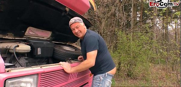 Deutsche Junge Nutte fickt mit altem Mann im auto
